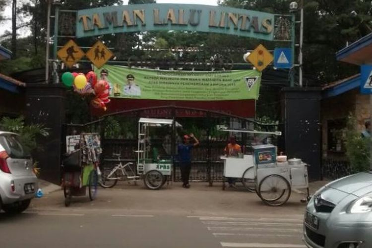 Sejumlah pengunjung saat berada di pintu masuk taman lalu lintas Bandung, Rabu (3/2/2016). Perusahaan otomotif, Toyota berencana memoles taman lalu lintas agar lebih modern.