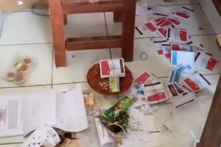 Tangkapan layar video yang memperlihatkan surat suara terjatuh dan rusak setelah seorang pria mengamuk di TPS 09 di Desa Tianyar, Kecamatan Kubu, Kabupaten Karangasem, Provinsi Bali, Rabu (27/11/2024) dalam Pilkada serentak 2024.