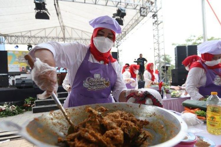 Peserta Festival Bakul Kuliner Jakarta Utara memasak bebek oblok. Kuliner ini, kata Wali Kota Jakarta Utara Ali Maulana Hakim, diharapkan menjadi identitas makanan khas Jakarta Utara dan bisa didaftarkan HAKI.