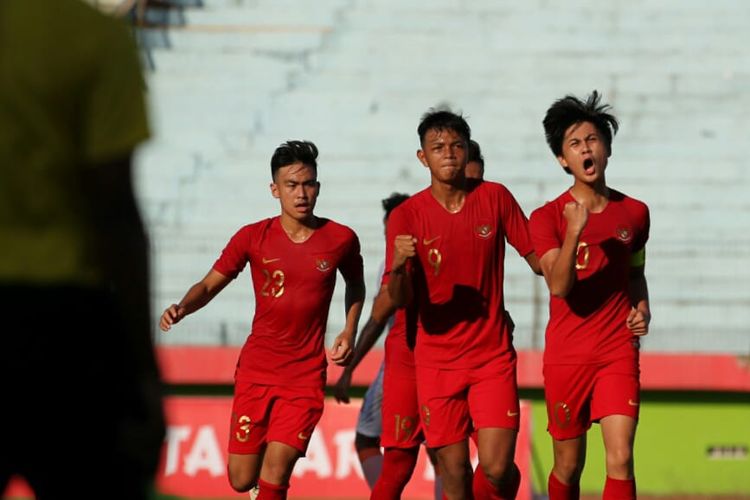 Pemain timnas U-19 Indonesia, Rendy Juliansyah, berselebrasi bersama rekan setim setelah berhasil mencetak gol ke gawang Persibo Bojonegoro pada laga uji coba, Kamis (18/7/2019).