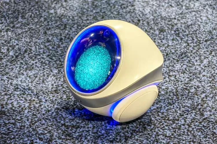 Robot Aura hadir dengan bodi berbentuk bola berukuran lebih besar dari Vex, dan dilengkapi layar melingkar yang berfungsi sebagai wajah. Robot ini diklaim mampu membaca bahasa tubuh atau ekspresi wajah manusia dan memahami suasana hati mereka.