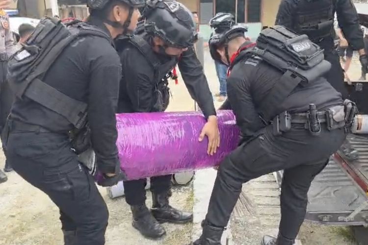 Ada Petasan Raksasa Panjang 1,4 Meter di Bangkalan, Gegana Polda Jatim Musnahkan di Lahan Kosong