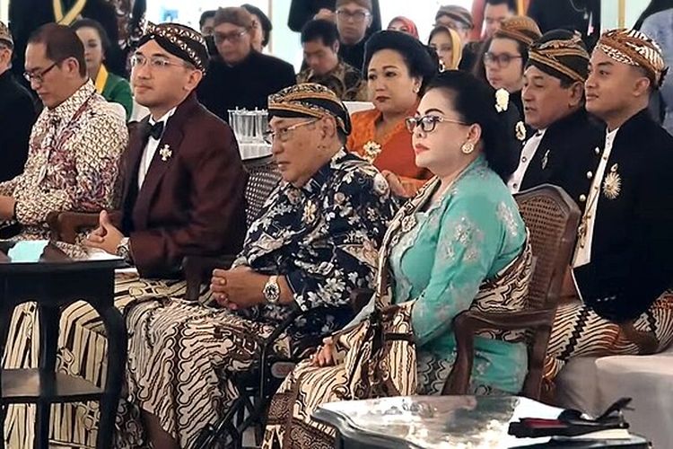 Pakubuwono XII dan Mangkunegara X saat menghadiri upacara di Pura Mangkunegaran