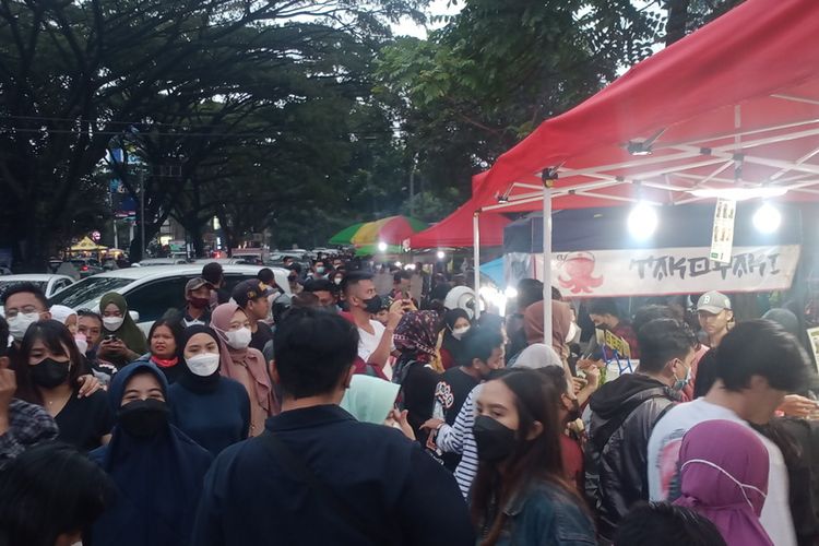 Kondisi pasar takjil yang ramai di Jalan Soekarno Hatta, Kota Malang, Jawa Timur pada Minggu (10/4/2022).