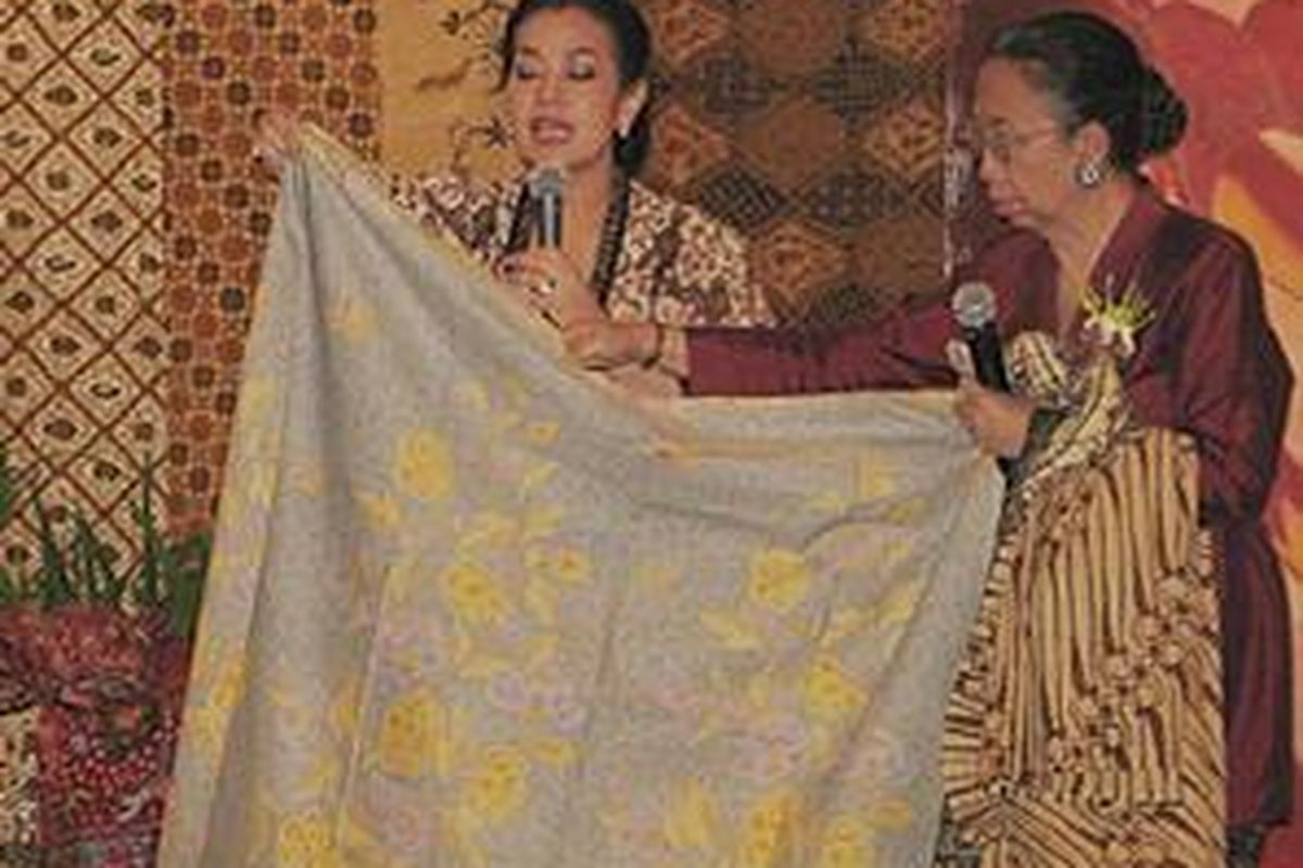 Krisnina Maharani Tandjung (kiri), Rabu (16/4) menunjukkan macam-macam motif dan asal batik dalam talk show The Mystery of Batik and French Art Nouvean Jewelry di Hotel Tugu Kota Malang, Jawa Timur. Keberadaan batik tulis saat ini tersaingi oleh batik printing pabrik yang harganya lebih murah.