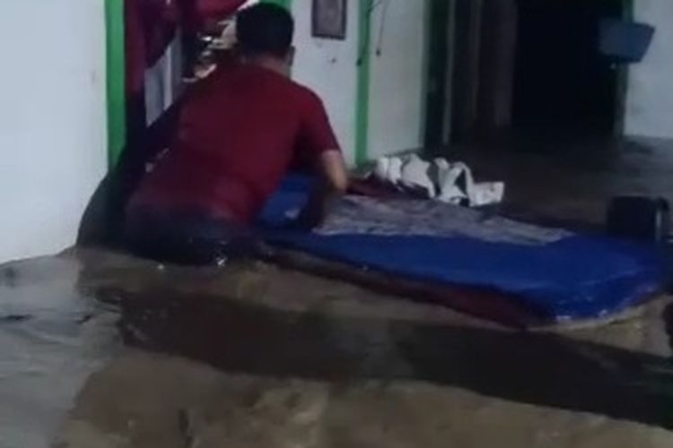 Kondisi banjir yang terjadi di Desa Bleboh, Kecamatan Jiken, Kabupaten Blora, Jawa Tengah, Selasa (29/11/2022) malam