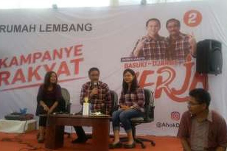 Calon wakil gubernur DKI Jakarta nomor dua Djarot Saiful Hidayat didampingi istrinya, Happy Farida saat menerima pengaduan warga di rumah relawan di Jalan Lembang, Menteng, Jakarta Pusat, Selasa (22/11/2016) pagi.