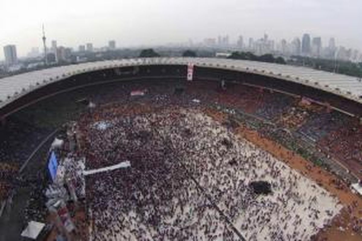 Calon Presiden Joko Widodo memberikan orasi dalam acara Konser Salam 2 Jari Menuju Kemenangan Jokowi-JK, di Stadion Utama Gelora Bung Karno, Senayan, Jakarta, Sabtu (5/7/2014). Konser ini dihadiri oleh ribuan simpatisan Jokowi-JK. 