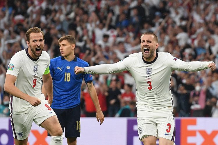 Bek Inggris Luke Shaw (kanan) melakukan selebrasi setelah mencetak gol pertama pada pertandingan final Euro 2020 antara Italia vs Inggris di Stadion Wembley di London pada 12 Juli 2021.