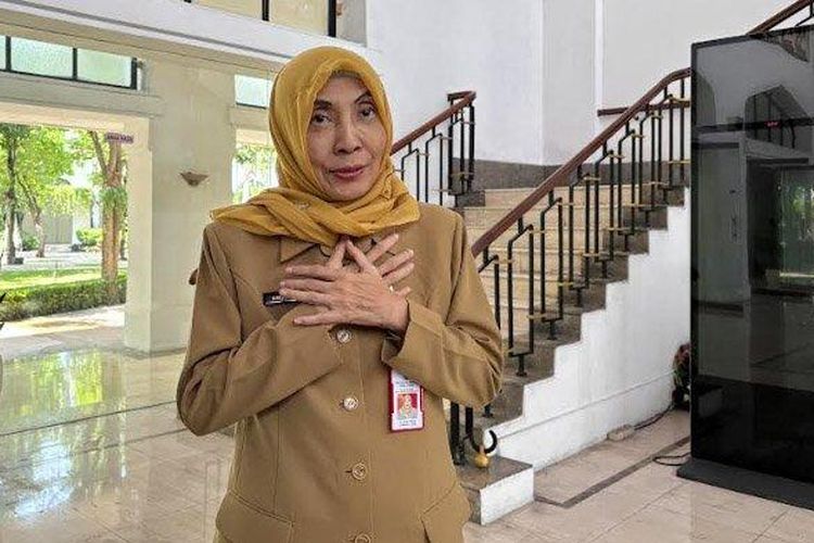Kepala Dinas Koperasi dan UKM Provinsi Jawa Timur, Andromeda Qomariah menjawab wartawan di Kantor Gubernur Jatim di Jalan Pahlawan, Selasa (4/6/2024). (Surya/Fatimatuz Zahro )