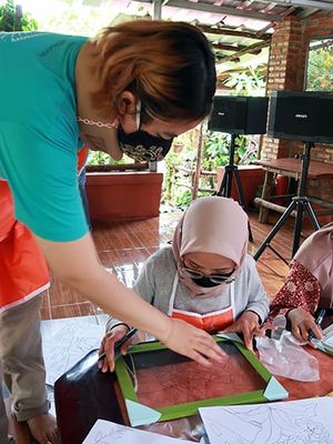 Ratu Adina Bachtiar, seniman muda Indonesia, menggelar pelatihan lukis kaca kepada anak-anak di Padepokan Ciliwung Condet, Jakarta (11/9/2021).