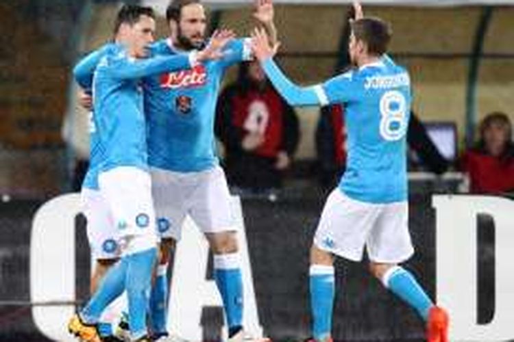 Penyerang Napoli, Gonzalo Higuain, merayakan golnya dalam pertandingan lanjutan Serie-A melawan Atalanta, Senin (4/5/2016) malam waktu setempat. 