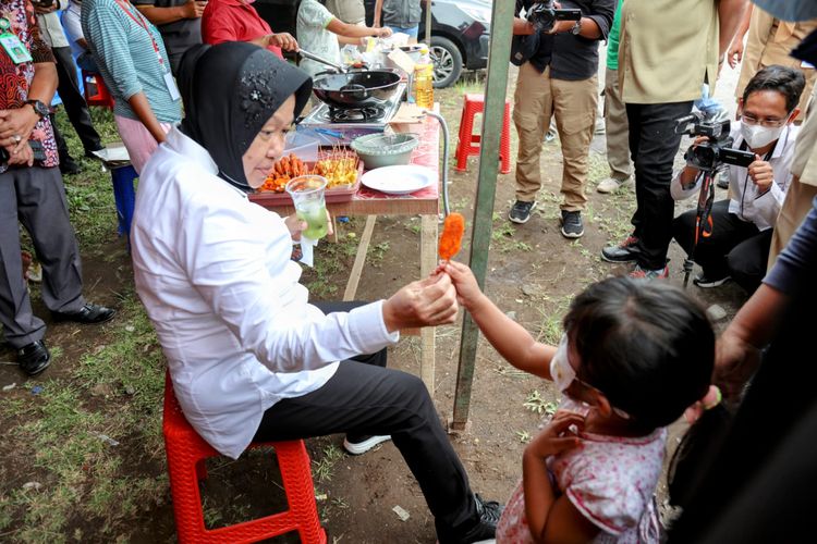 Mensos Tri Rismaharini sedang menghibur gadis kecil di pengungsian Desa Penanggal, Kecamatan Candipuro, Kabupaten Lumajang, Senin (21/2/2022).
