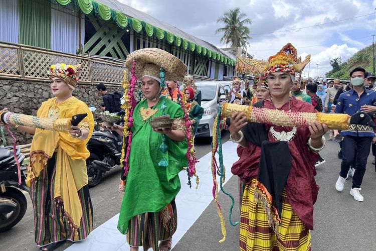 Komunitas bissu melakukan penyambutan adat calon mempelai laki-laki pada sebuah acara pernikahan adat di Soppeng, Sulawesi Selatan, Minggu (17/7/2022).