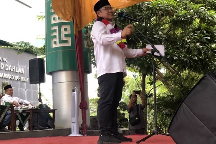 Cawapres nomor urut 1 Muhaimin Iskandar saat mengisi kuliah umum di Universitas Muhammadiyah Riau (UMRI), Pekanbaru, Riau, Sabtu (2/12/2023). 
