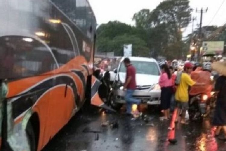 Kecelakaan beruntun yang melibatkan belasan kendaraan di Jalur Puncak, Megamendung, Bogor, Sabtu (22/4/2017), menyebabkan 4 orang tewas dan belasan lainnya cedera. 