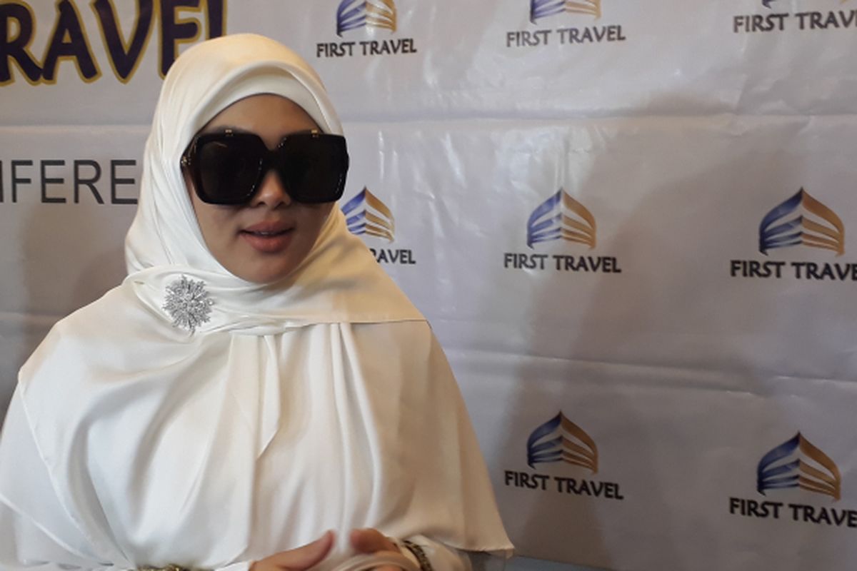 Syahrini diabadikan ketika ditemui di Bandara Hotel, Bandar Udara Soekarno Hatta, Minggu (26/3/2017).