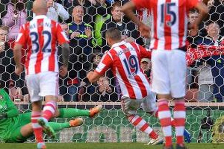 Striker Stoke City, Jon Walters (2 dari kanan), mencetak gol dari titik penalti saat melawan Arsenal di ajang Premier League, Sabtu (1/3/2014).