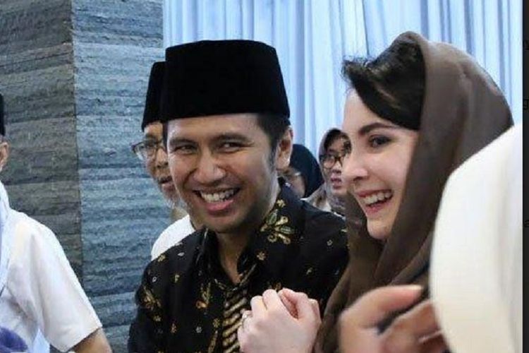 Wakil Gubernur Jawa Timur Emil Dardak bersama istrinya, Arumi Bachsin, mulai menempati rumah dinas Pemprov Jawa Timur di Jalan Margorejo Blok C No 438, Surabaya.