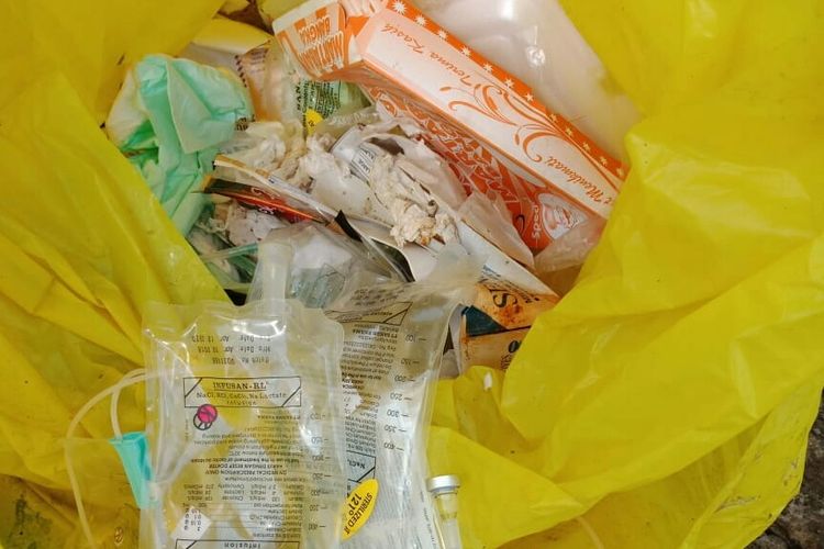 Tumpukan plastik berisi limbah medis ditemukan di Dusun Kepuh, Desa Pusakajaya Utara, Kecamatan Cilebar, Kabupaten Karawang, Minggu (9/9/2018).