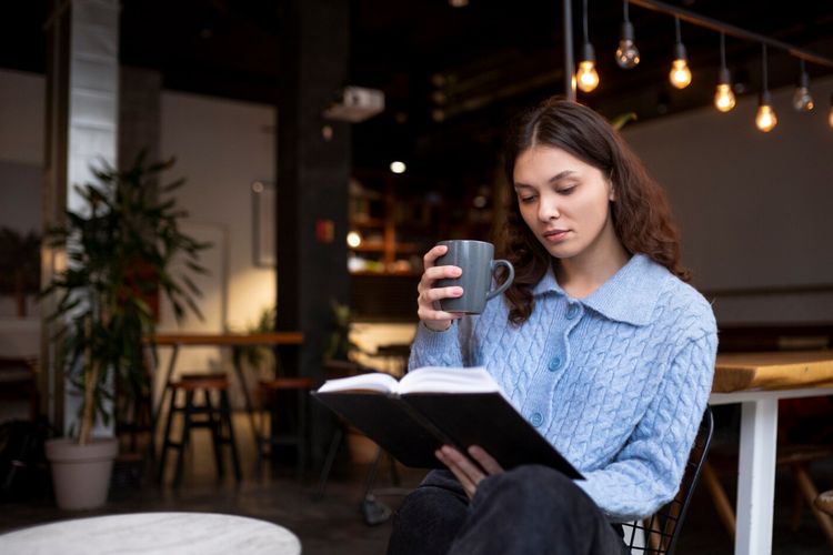 Studi: Duduk Sambil Membaca atau Menulis Bantu Jaga Kesehatan Otak
