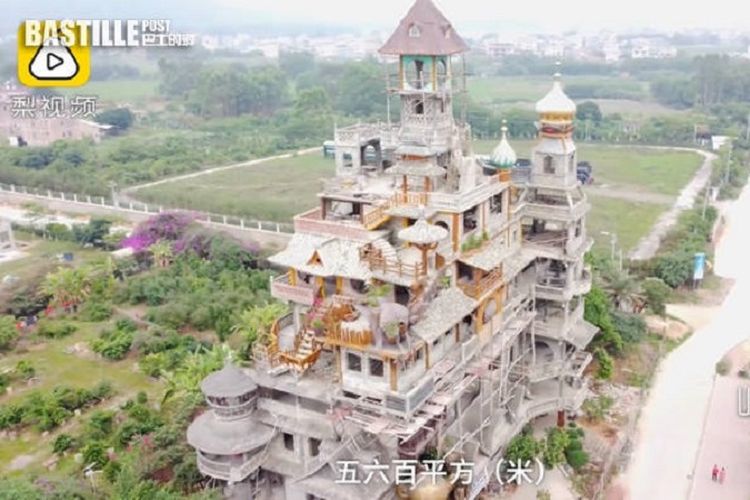 Potongan video yang viral memperlihatkan sebuah gedung aneh di Xinxu, Guangxi, China. Gedung itu dibangun seorang petani selama tujuh tahun terakhir, dengan memadukan berbagai arsitektur dari seluruh dunia.