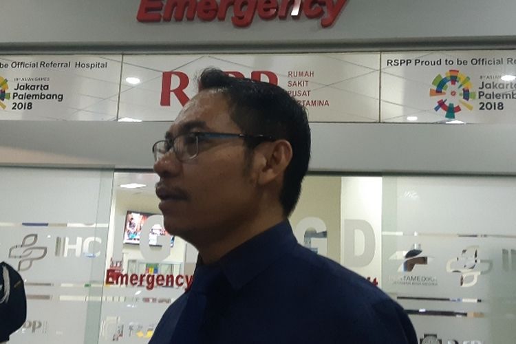 Humas RSPP, Agus W Susetyo, saat memberikan keterangan kepada wartawan pada Rabu (25/9/2019) dini hari terkait jumlah korban dalam bentrokan antara demonstran dengan petugas keamanan yang dibawa ke RSPP Jakarta.