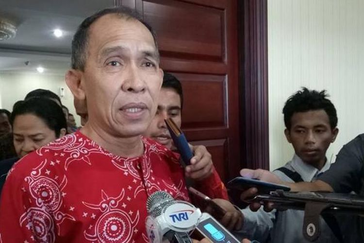 Gubernur Maluku, Said Assagaff saat memberikan keterangan kepada waratwan di Kantor Gubernur Maluku, Kamis (26/1/2017)