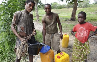 Kaum pemuda mengisi jeriken dengan air di Ouesso, Republik Kongo. Sebagian besar orang di negara Afrika tengah hidup dalam kemiskinan dan memiliki sedikit persediaan medis atau sanitasi, tetapi masih harus menghadapi ancaman virus corona.