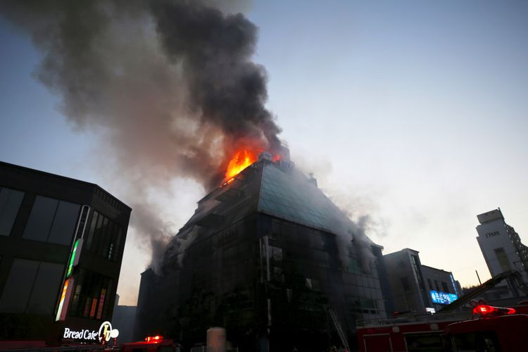 Api terlihat membumbung dari gedung delapan lantai di Jecheon, Korea Selatan, pada Kamis (21/12/2017). Lebih dari 20 orang tewas setelah gagal menyelamatkan diri.