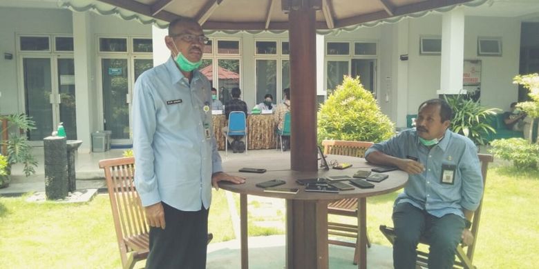Kepala Dinas Kesehatan Kabupaten Bantul, DIY, Agus Budi Raharja (duduk) saat menerangkan kondisi terkini Kajari Bantul yang positif corona, Selasa (24/3/2020). 