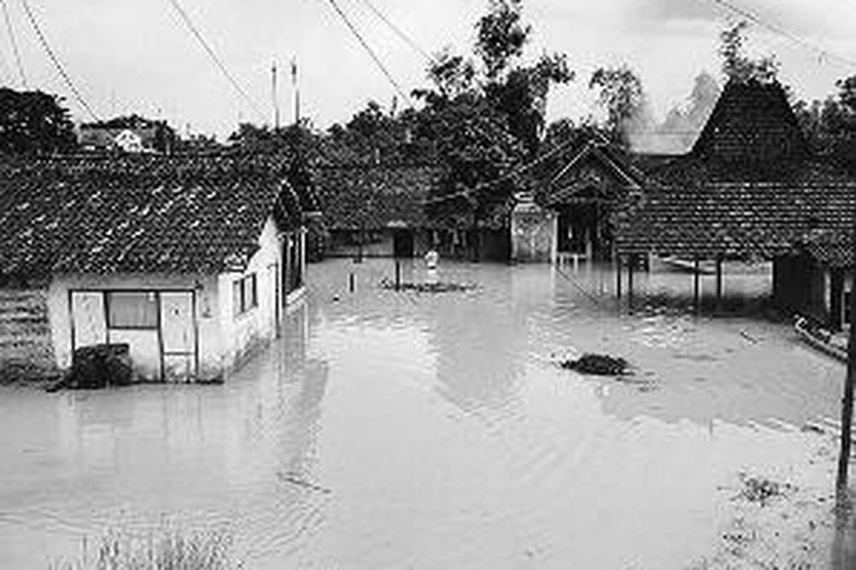 Ratusan rumah yang tersebar di delapan desa di Kecamatan Gabus, Kabupaten Pati, Jawa Tengah, Rabu (14/1), tergenang banjir setinggi 60-150 sentimeter. Arus lalu lintas Pati-Gabus terputus karena jalan raya terendam setinggi setengah meter. Kamis, 15 Januari 2009 | 01:17 WIB