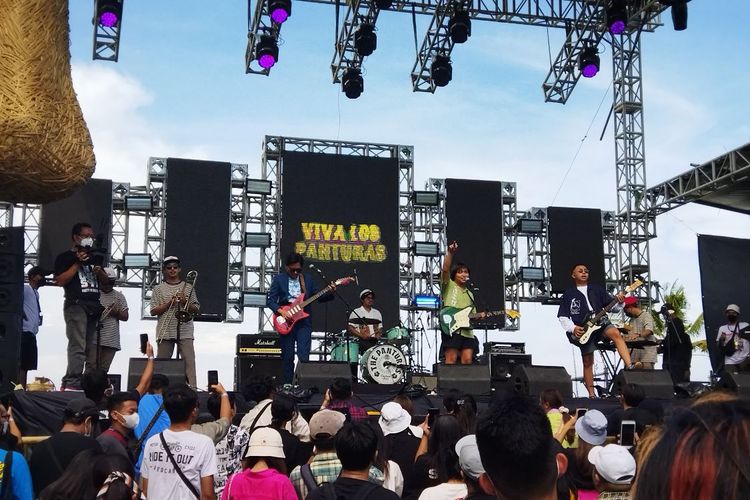 Grup musik The Panturas saat tampil di Joyland Festival, Nusa Dua Bali, Jumat (25/3/2022). 