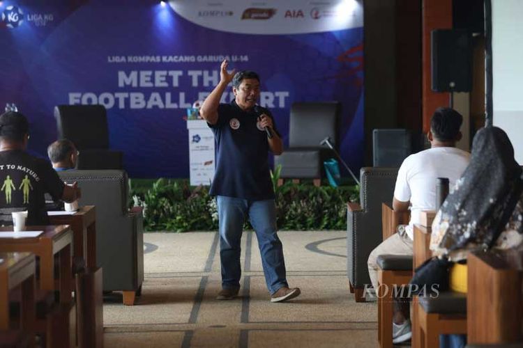 Sekretaris Jenderal Ikatan Psikologi Olahraga HIMPSI Taru Guritna berbicara dalam acara Meet the Football Expert, program edukatif bagi peserta Liga Kompas Kacang Garuda U-14. 
