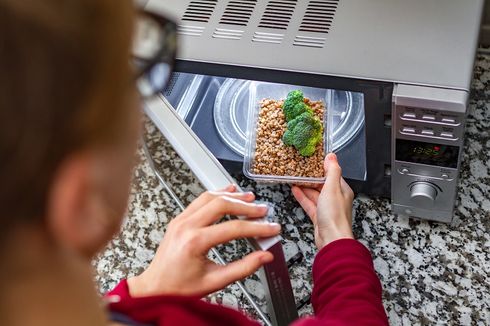 Wadah Makanan yang Boleh dan Tidak Boleh Dimasukkan ke Microwave