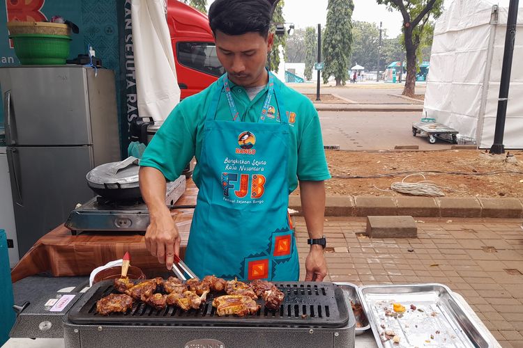 Proses memasak buntut bakar milik Sop Buntut Cut Meutia di Festival Jajanan Bango 2023.