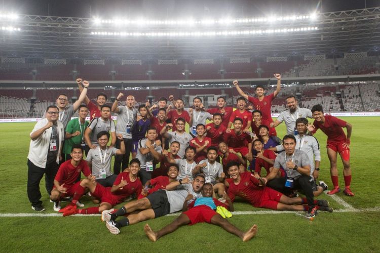 Timnas U16 Indonesia bersama para pelatih merayakan keberhasilan lolos ke putaran final Piala Asia U16 2020 seusai bermain imbang melawan China di Stadion Utama Gelora Bung Karno, 22 September 2019. 