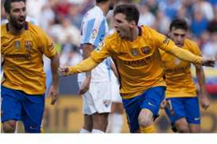 Striker Barcelona, Lionel Messi, melakukan selebrasi setelah mencetak gol ke gawang Malaga pada lanjutan La Liga di Stadion La Rosaleda, Malaga, Sabtu (23/1/2016).