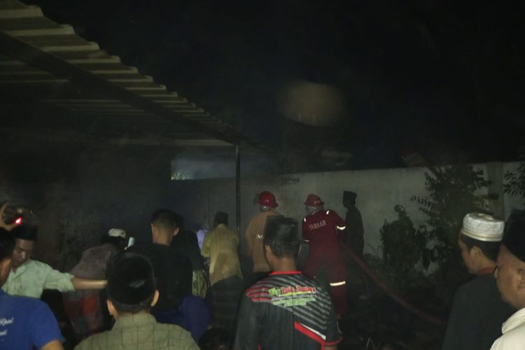 Kebakaran terjadi di salah satu gudang yang diduga menjadi tempat penyimpanan tembakau rokok di Desa Blumbungan, Kec. Larangan Pamekasan, Kamis (31/7/2025).