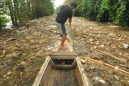 Tumpukan Sampah Kali Panjang Dikhawatirkan Racuni Ikan di Rawa Pening