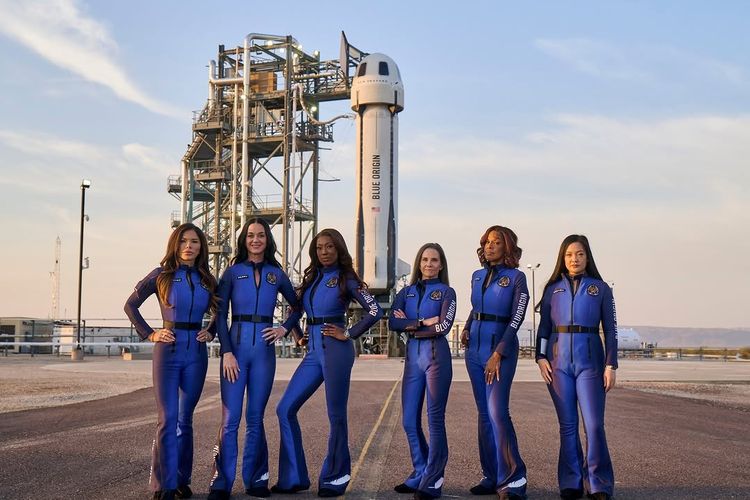 Enam wanita termasuk Aisha Bowe, Amanda Nguyen, Gayle King, Katy Perry, Kerianne Flynn, dan Lauren Sánchez mengikuti penerbangan luar angkasa manusia ke-11 dan penerbangan ke-31 program New Shepard pada Senin (14/4/2025) oleh perusahaan antariksa Blue Origin milik Jeff Bezos.