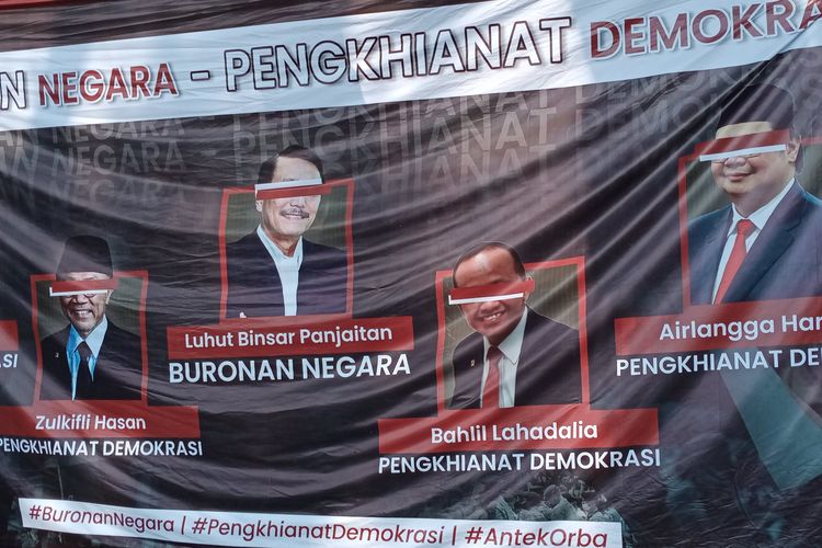 Banner besar dengan ukuran sekitar 8 meter X 4 meter dan memampang lima pejabat negara dengan mata tertutup bertuliskan buronan negara atau pengkhianat demokrasi dalam aksi unjuk rasa yang mengatasnamakan dari Aliansi Cipayung di depan gedung DPRD Kota Malang, Jawa Timur pada Kamis (14/4/2022).