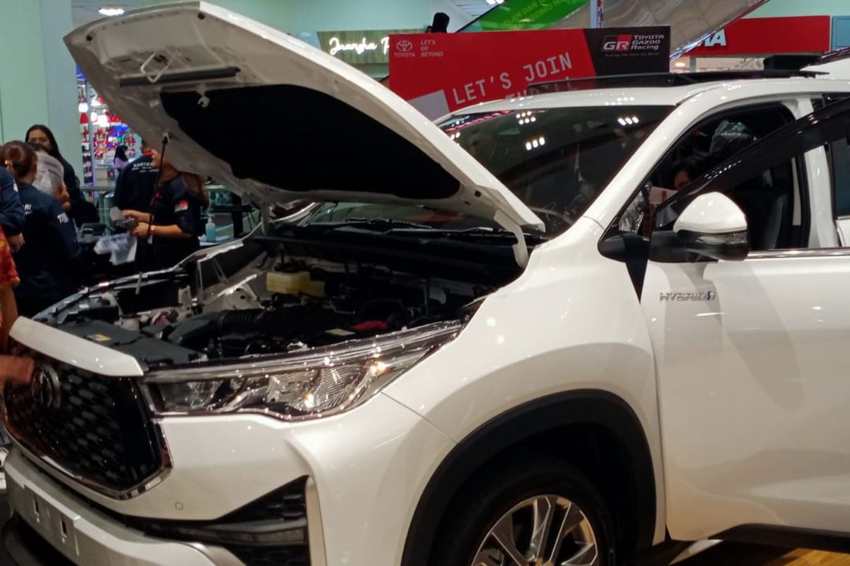 Antusias masayarakat di peluncuran mobil Toyota Kijang Innova Zenix di Mal Matos