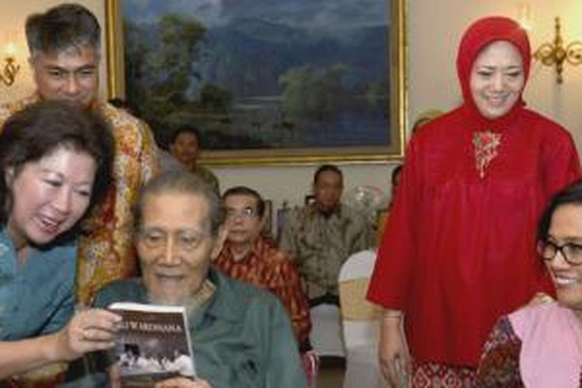 Mantan Menteri Keuangan Ali Wardhana (memegang buku), mantan Menteri Pariwisata dan Ekonomi Kreatif sekaligus editor buku Mari Elka Pangestu (kiri), dan Direktur Pelaksana Bank Dunia Sri Mulyani Indrawati (kanan) saat peluncuran buku A Tribute to Ali Wardhana, Indonesia's Longest Serving Finance Minister: From His Writings and His Colleagues di Jakarta, Minggu (7/6/2015).