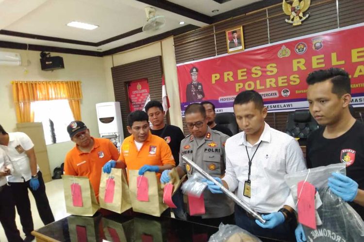 Konferensi pers kasus penganiayaan berat terhadap ibu dan dua anaknya yang berujung dua orang tewas di Desa Sidomulyo, Kecamatan Nanga Pinoh, Kabupaten Melawi, Kalimantan Barat, Senin (17/2/2020) sekitar pukul 18.30 WIB