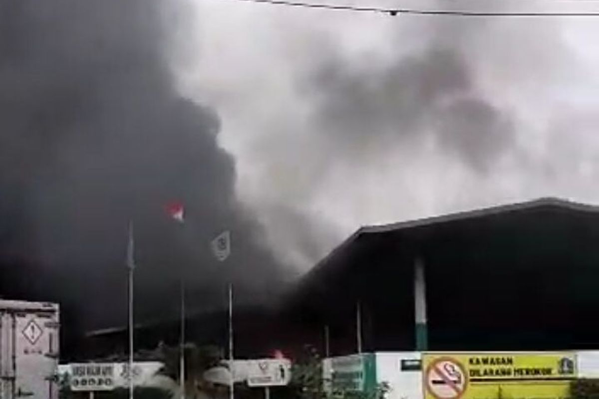 Sebuah gudang bahan kimia dilanda kebakaran di Jalan Kapuk Pulo Raya, RT 06 RW 07, Kelurahan Kapuk, Kecamatan Cengkareng, Jakarta Barat, pada Kamis (30/12/2021) 