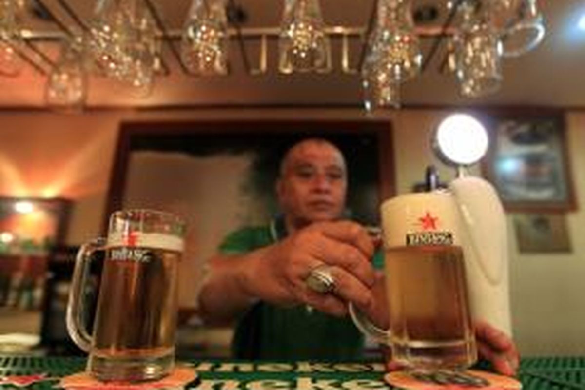 Bartender menunjukkan cara menuangkan bir saat acara Beer-B-Q di Pabrik PT Multi Bintang Indonesia, Tangerang, Banten, Jumat (17/4/2015). Berdasar Peraturan Menteri Perdagangan (Permendag) No 06/M-DAG/PER/1/2015, mulai 16 April 2015, kebijakan larangan penjualan minuman beralkohol alias minuman keras di minimarket-minimarket di Indonesia berlaku efektif.