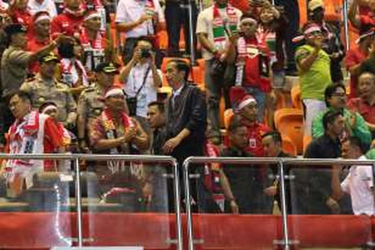 Presiden Joko Widodo saat tiba pada semi final putaran pertama AFF Suzuki Cup 2016 di Stadion Pakansari, Kabupaten Bogor, Jawa Barat, Sabtu (3/12/2016). Indonesia memang atas Vietnam dengan skor 2-1.