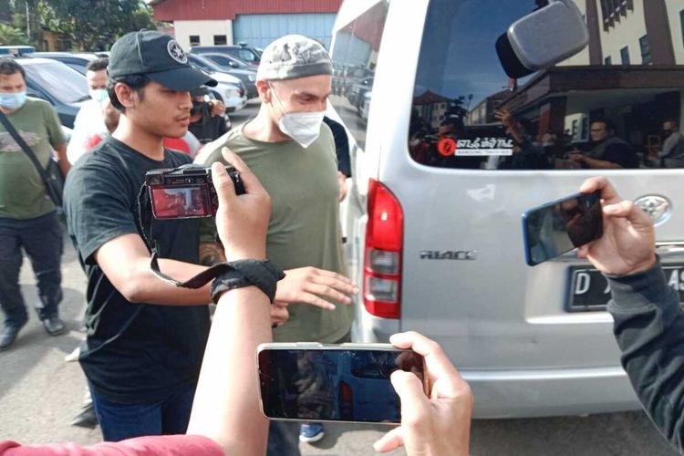 Polisi tengah mendampingi aktor GI dan keempat rekannya di salah satu rumah di Kota Bandung. Hasil Tes Urine GI positif narkoba.