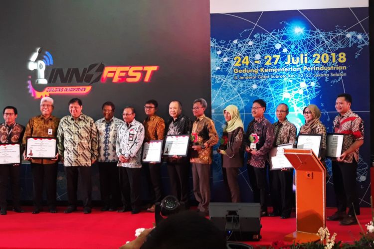 Menteri Perindustrian Airlangga Hartato menyerahkan Penghargaan Rintisan Teknologi Industri (Rintek) kepada 11 perusahaan dalam negeri dalam acara Innofest ID 2018 di Kantor Kementrian Perindustrian, Selasa (24/7/2018)